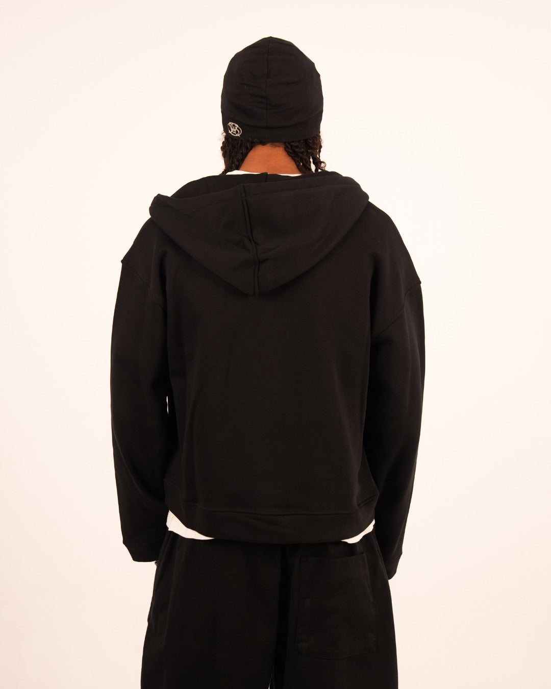 BLACK ESSENTIAL ZIP UP