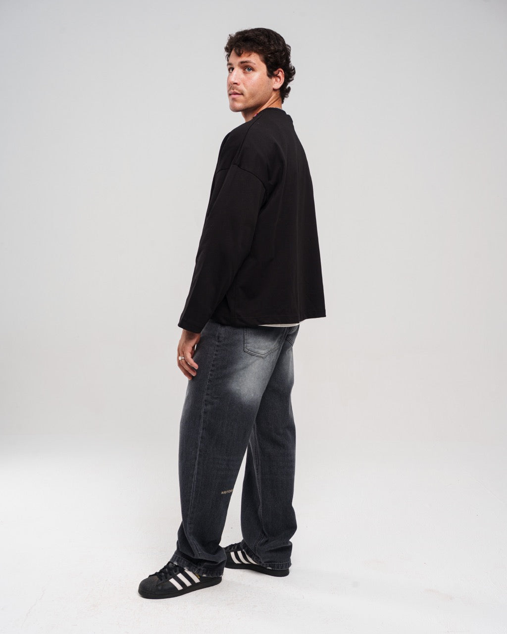 WASHED BLACK REGULAR JEANS