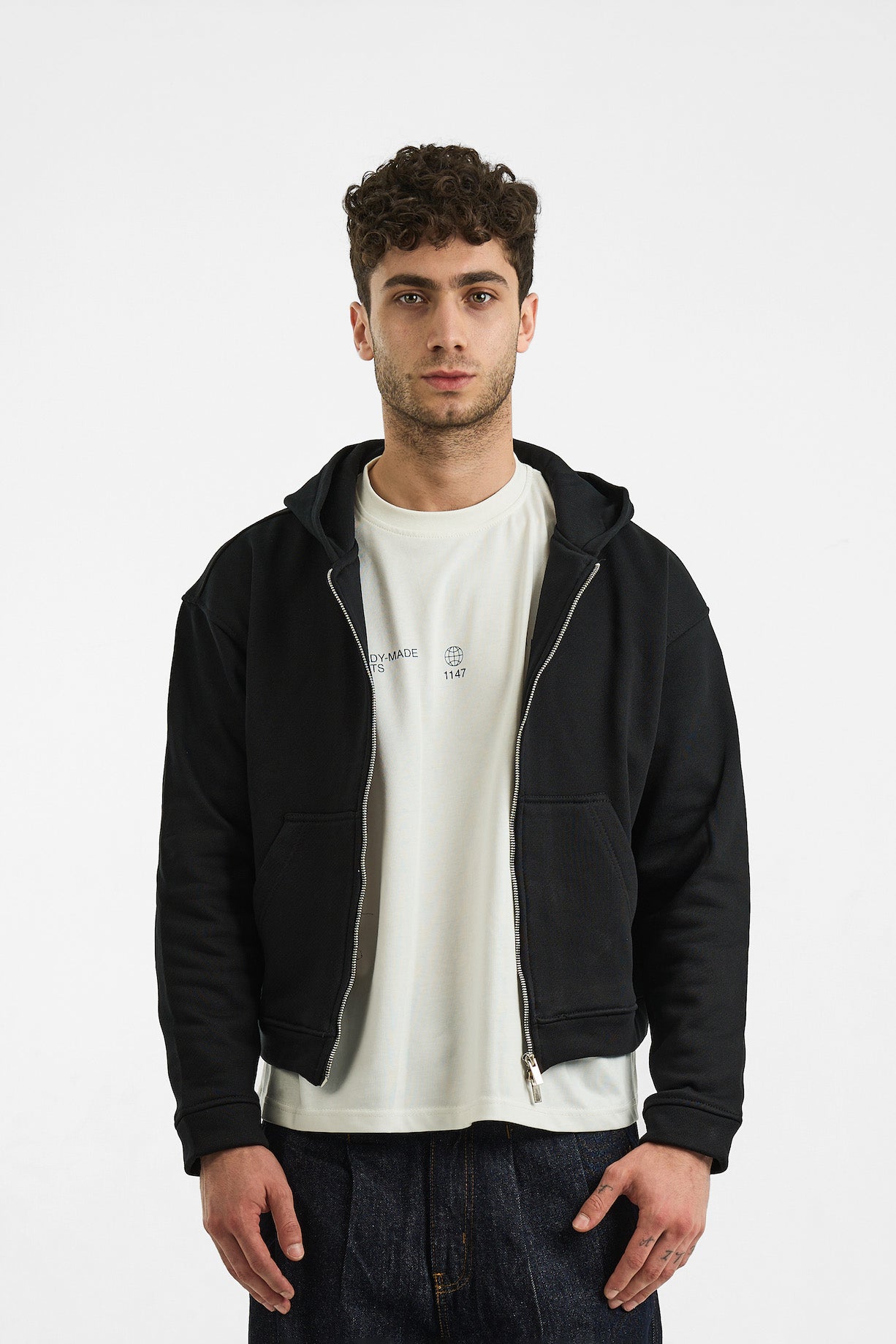 BLACK ESSENTIAL ZIP UP