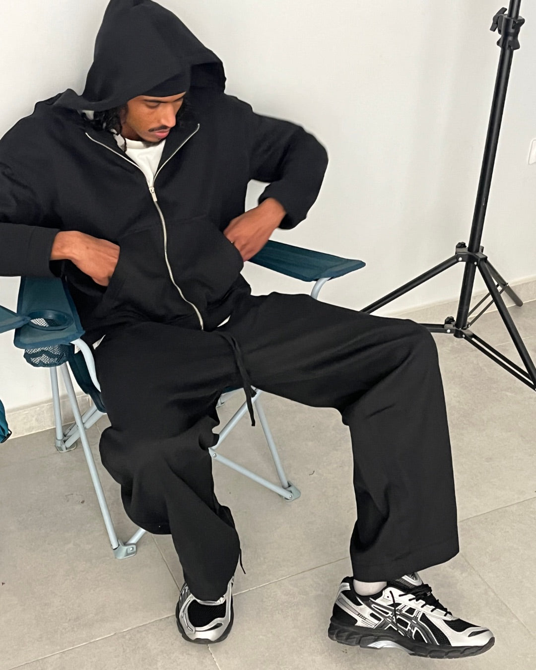 BLACK ESSENTIAL ZIP UP