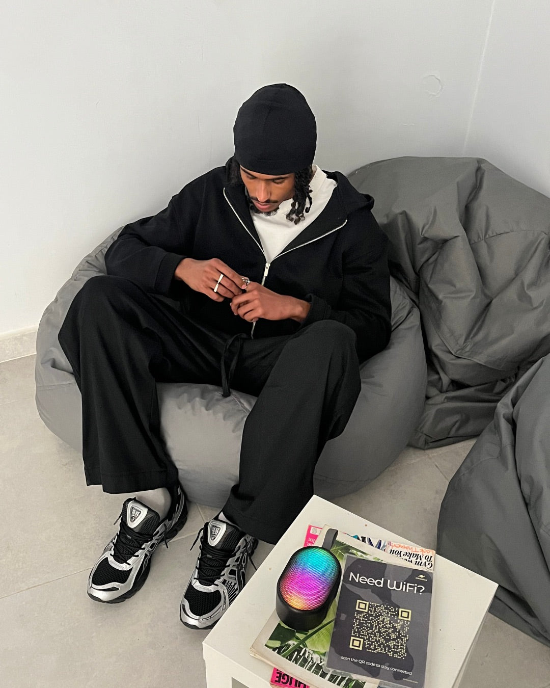 BLACK ESSENTIAL ZIP UP