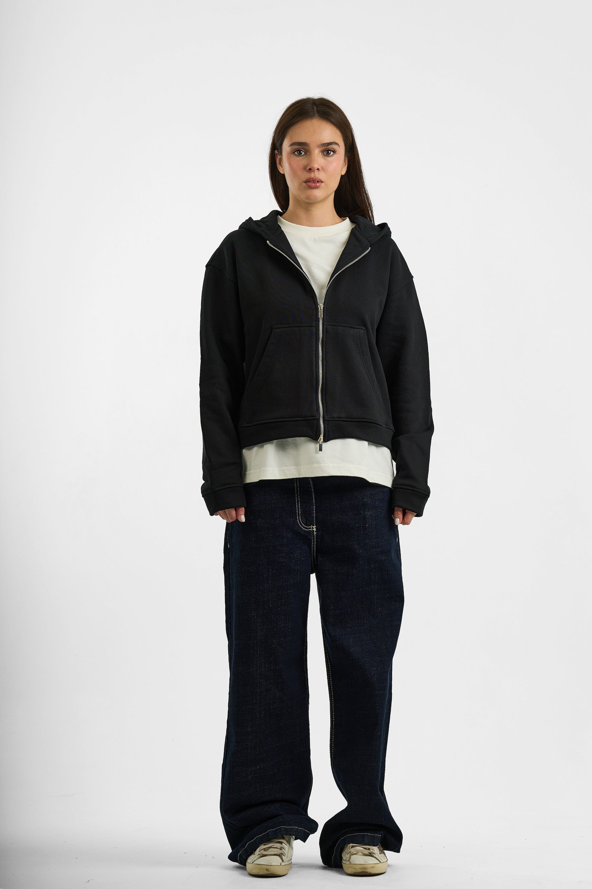 BLACK ESSENTIAL ZIP UP