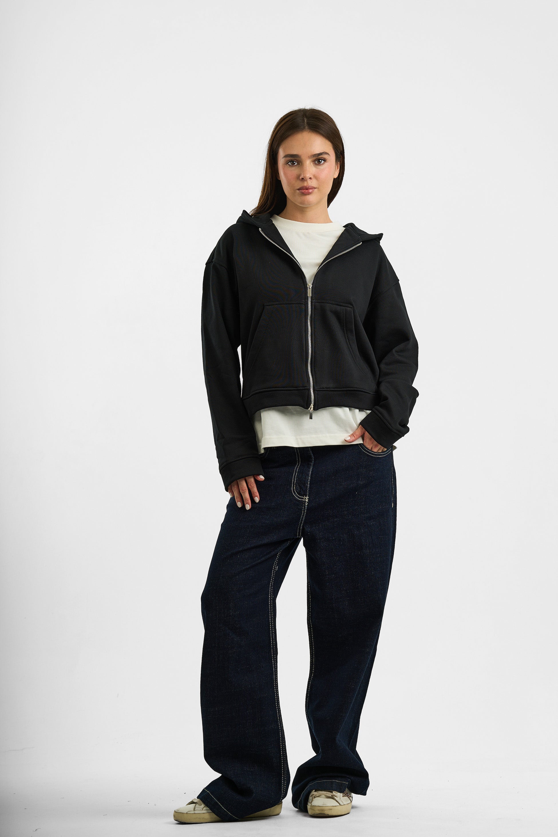 BLACK ESSENTIAL ZIP UP